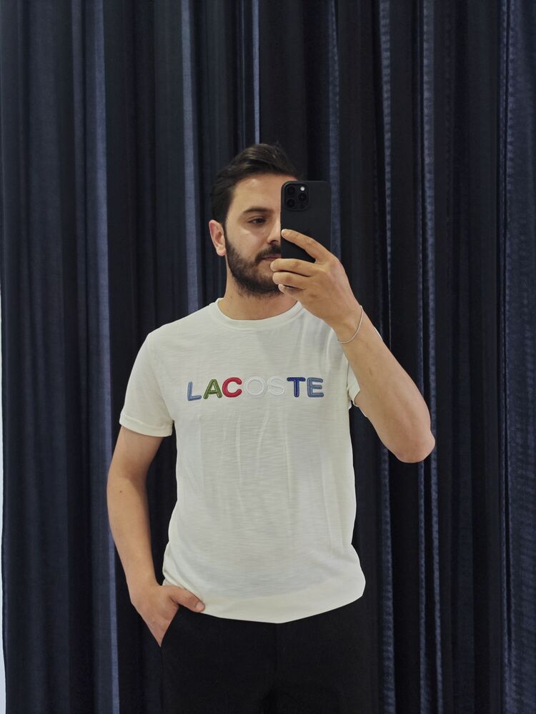 İkonik Şıklık: Beyaz Lacoste Tişört