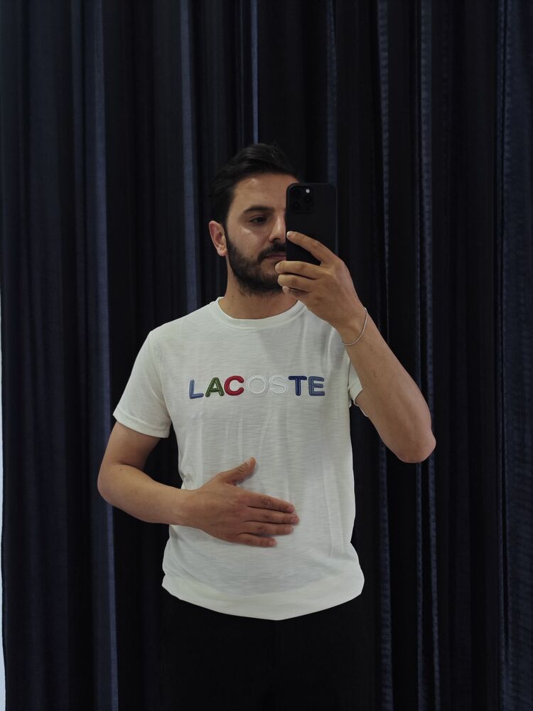 İkonik Şıklık: Beyaz Lacoste Tişört