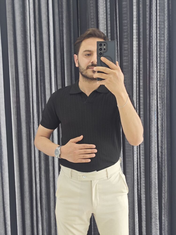 Modern ve Şık Siyah Triko Tişört