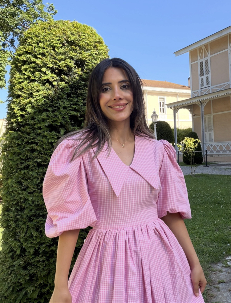 Pembe Yakalı Elbise 