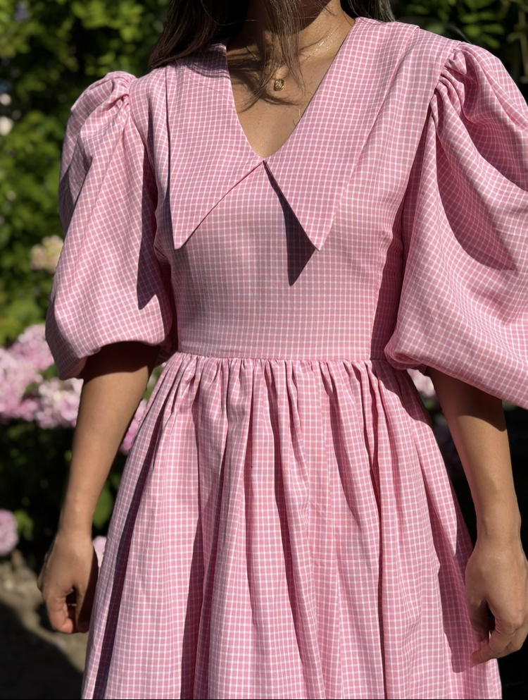 Pembe Yakalı Elbise 