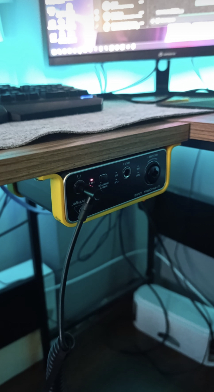 Behringer um2 ses kartı masaaltı standı