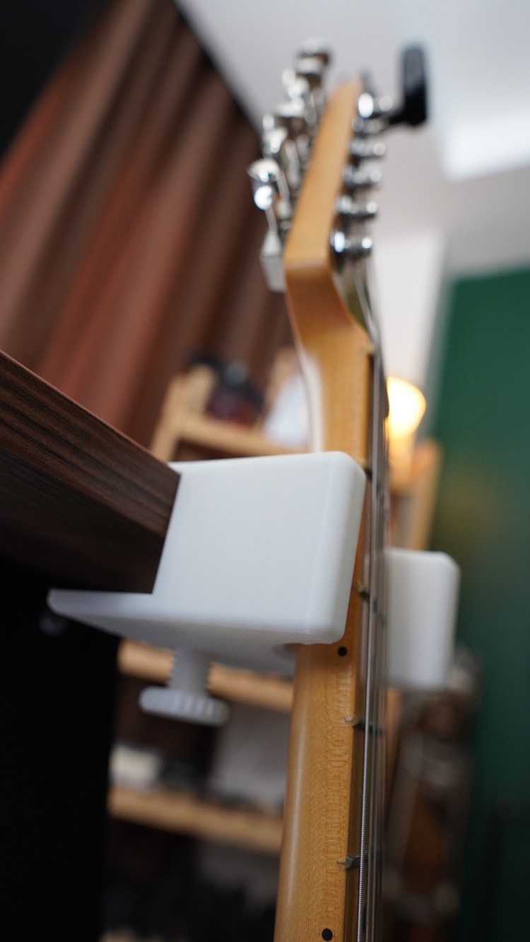 Masa kenarı gitar sehpası