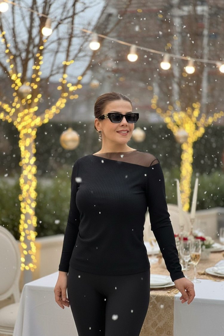 Siyah Tül Detaylı Üst