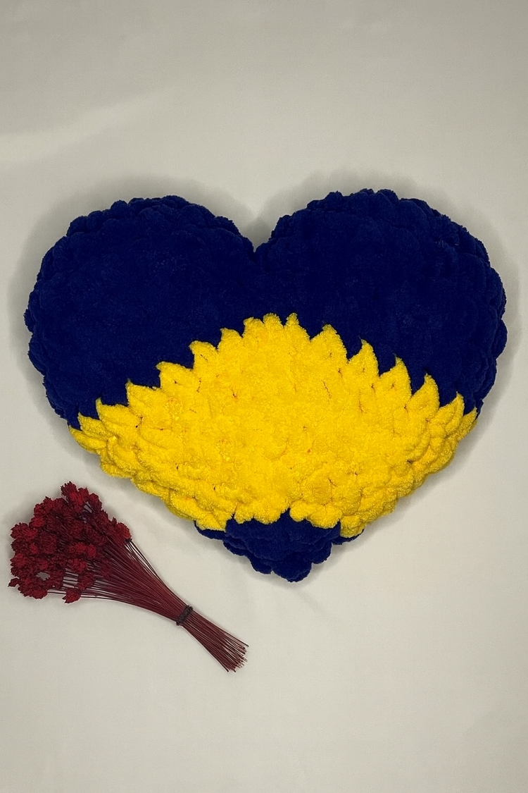 Yellow & Navy – Puffy Taraftarlı Kalpli Yastık 