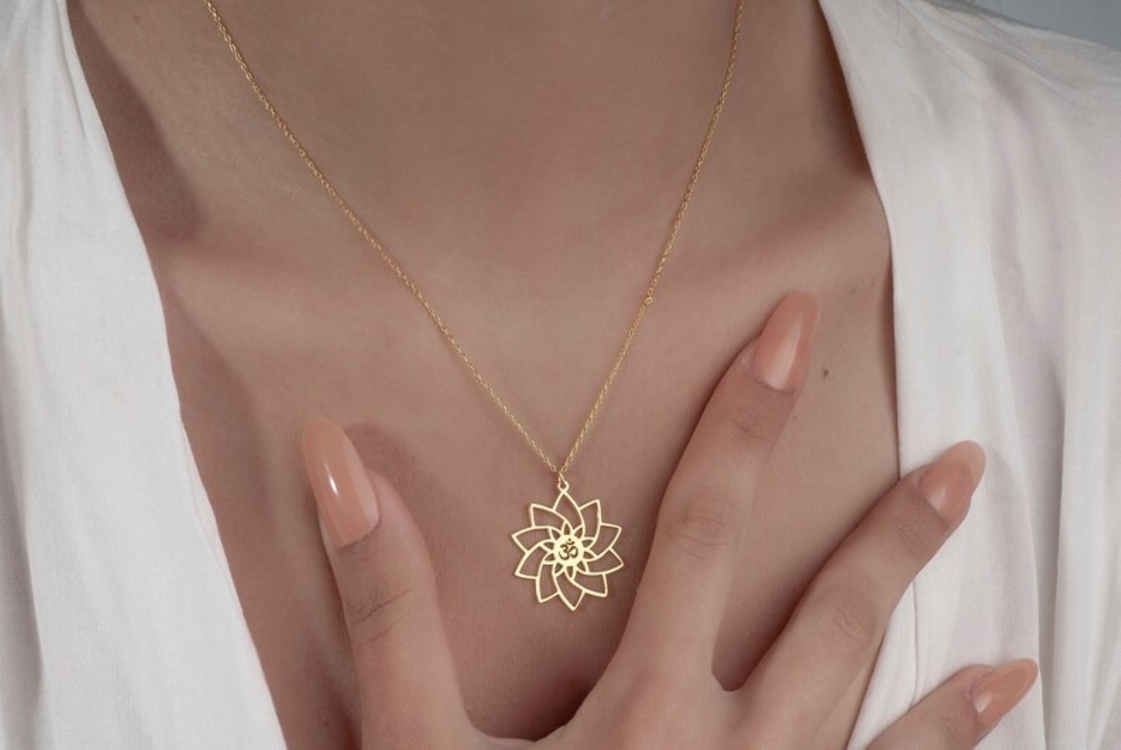 Navan 925 Ayar Gümüş Lotus Çiçeği ve Om Sembolü Kolye (Gold, Silver ve Rose)