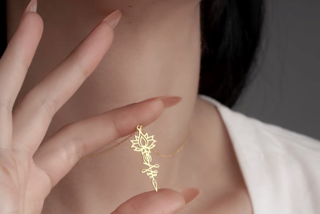 Navan 925 Ayar Gümüş Lotus Çiçeği ve Kaligrafik Desenli Kolye (Gold, Silver ve Rose)