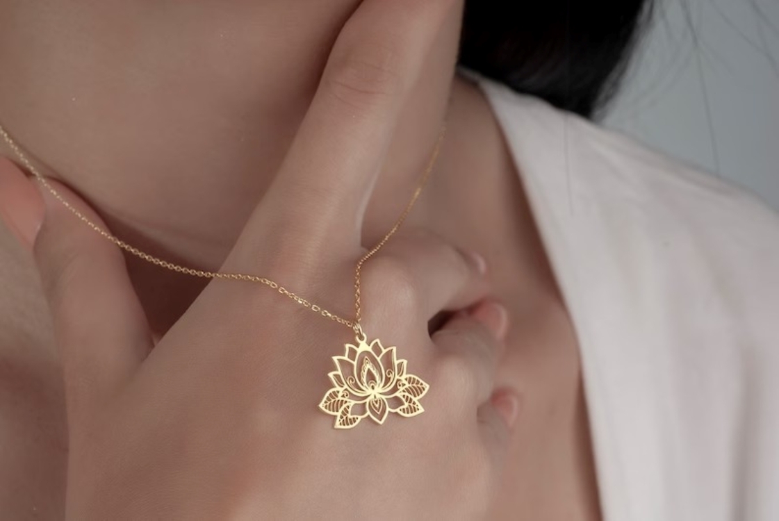 Navan Detaylı Lotus Çiçeği Kolye – 925 Ayar Gümüş