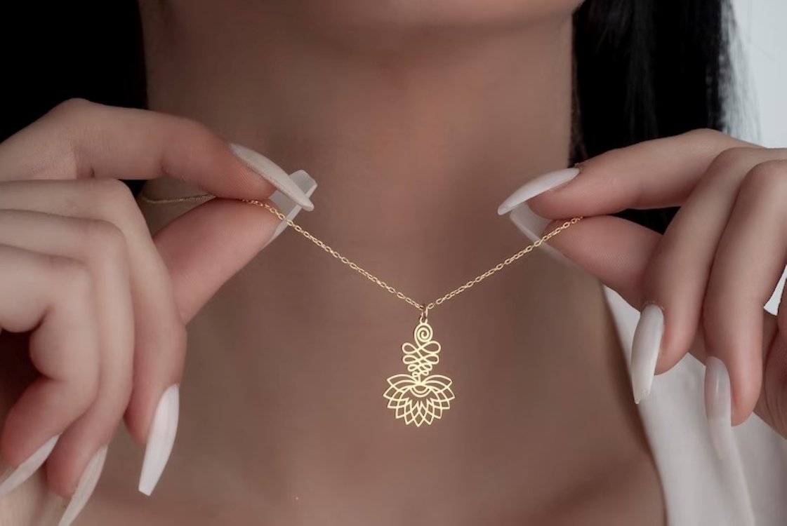 Mistik Lotus ve Kaligrafik Desenli Kolye – 925 Ayar Gümüş