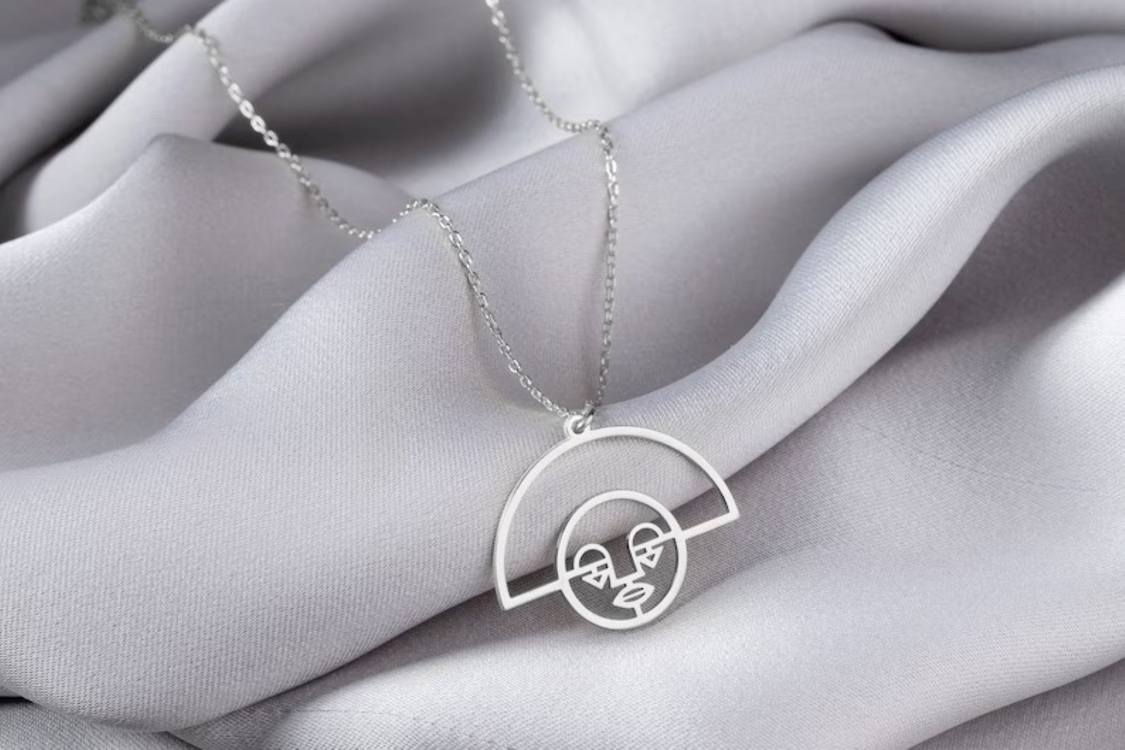 Minimalist Yüz Figürlü Kolye – 925 Ayar Gümüş