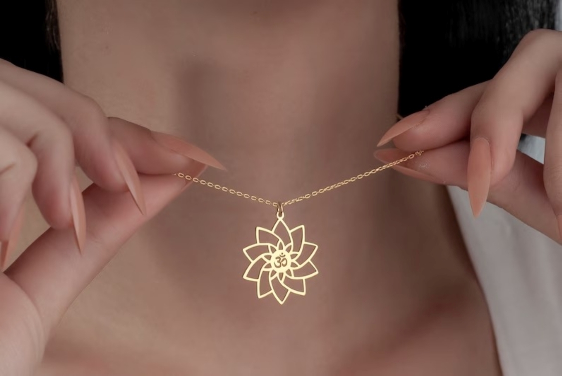 Navan 925 Ayar Gümüş Lotus Çiçeği ve Om Sembolü Kolye (Gold, Silver ve Rose)
