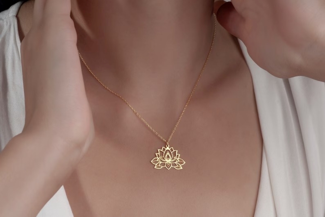 Navan Detaylı Lotus Çiçeği Kolye – 925 Ayar Gümüş