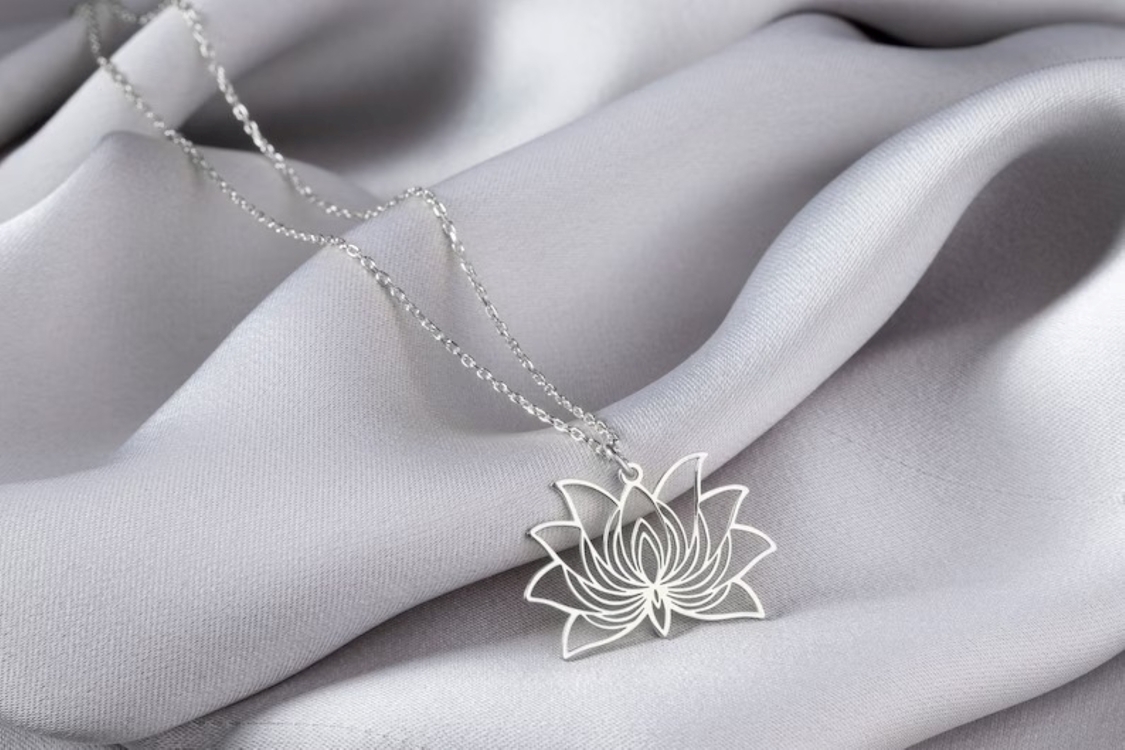 Navan Detaylı Lotus Çiçeği Kolye – 925 Ayar Gümüş