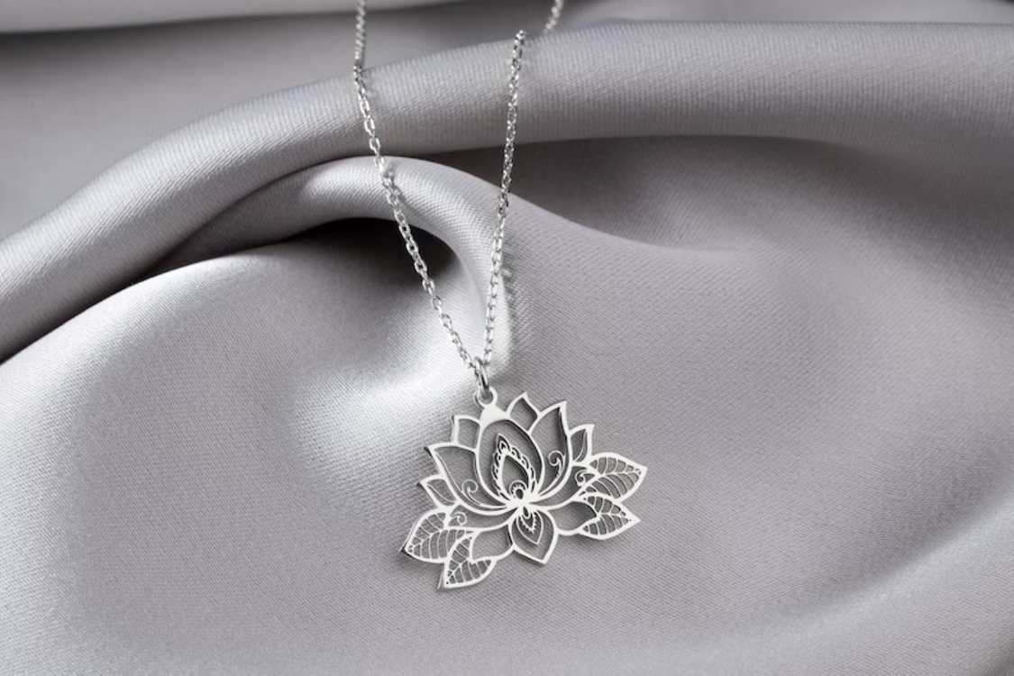 Navan Detaylı Lotus Çiçeği Kolye – 925 Ayar Gümüş