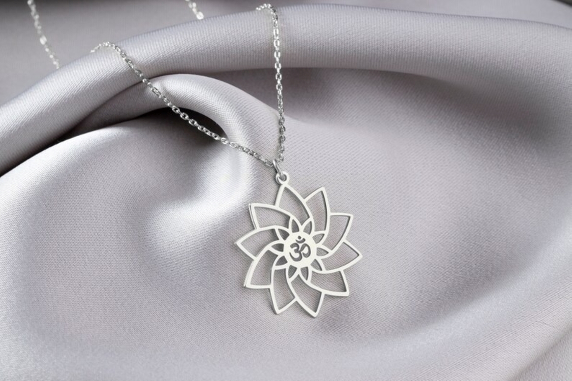 Navan 925 Ayar Gümüş Lotus Çiçeği ve Om Sembolü Kolye (Gold, Silver ve Rose)