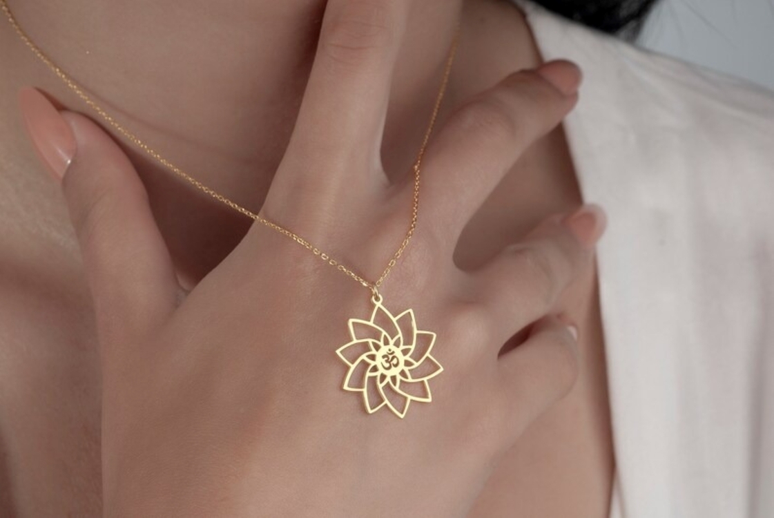 Navan 925 Ayar Gümüş Lotus Çiçeği ve Om Sembolü Kolye (Gold, Silver ve Rose)