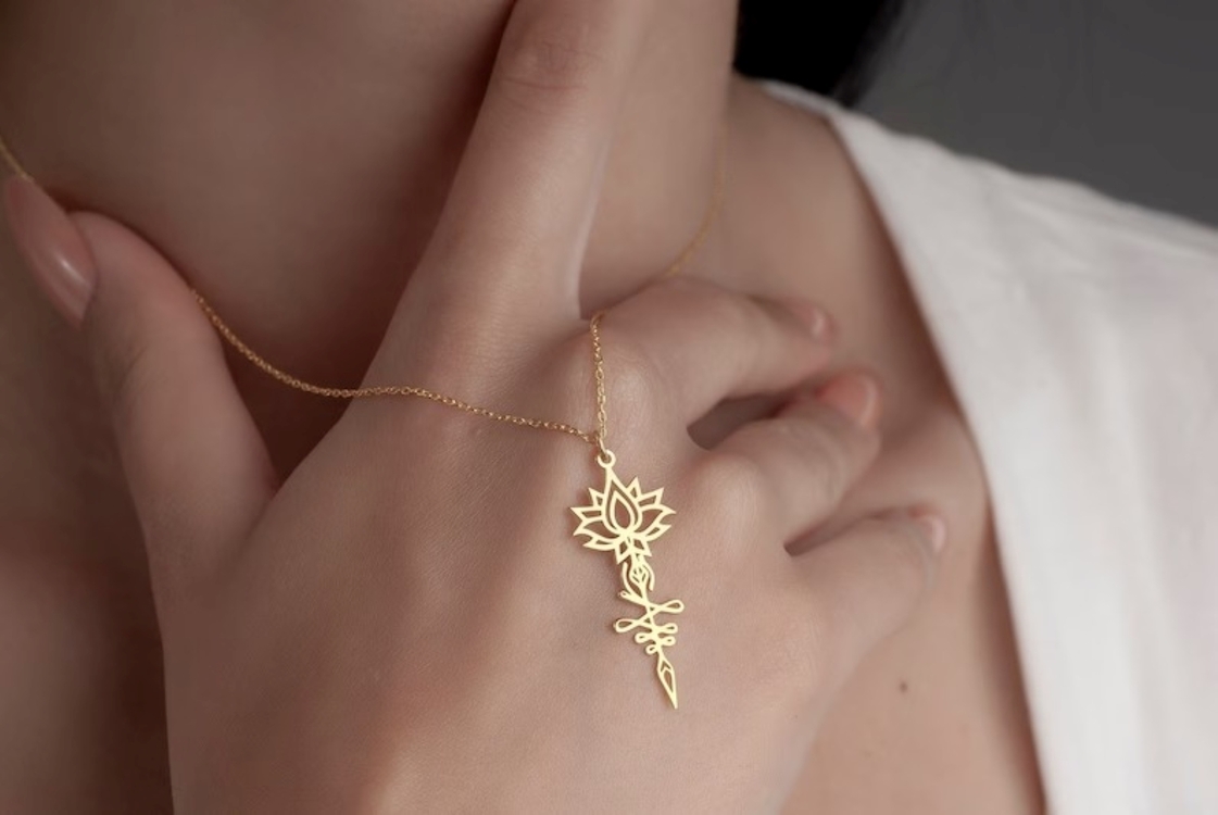 Navan 925 Ayar Gümüş Lotus Çiçeği ve Kaligrafik Desenli Kolye (Gold, Silver ve Rose)