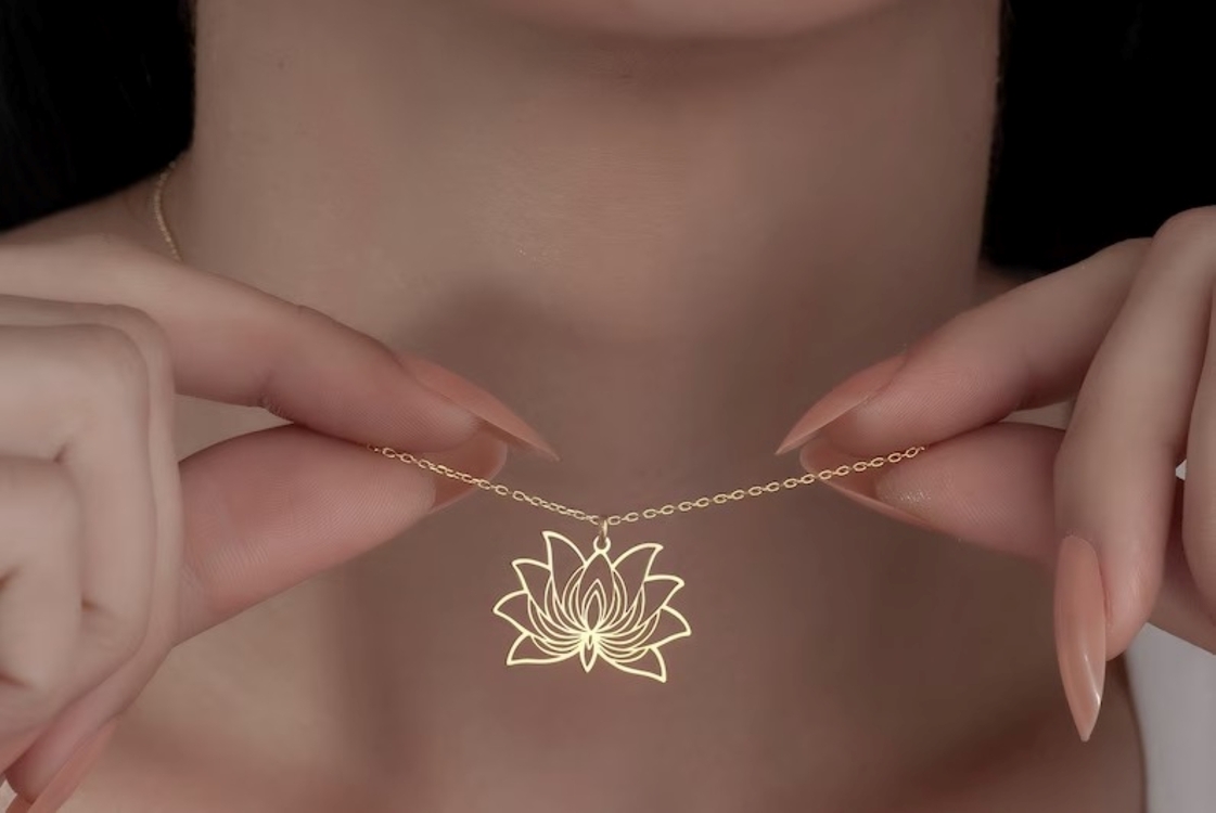 Navan Detaylı Lotus Çiçeği Kolye – 925 Ayar Gümüş