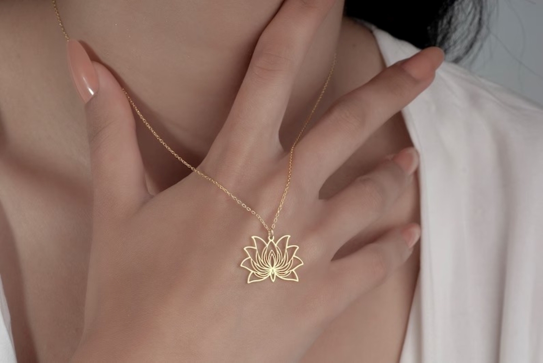 Navan Detaylı Lotus Çiçeği Kolye – 925 Ayar Gümüş