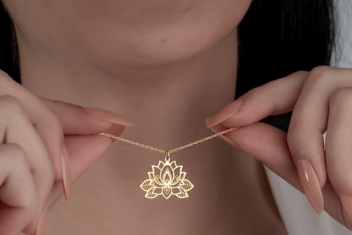 Navan Detaylı Lotus Çiçeği Kolye – 925 Ayar Gümüş