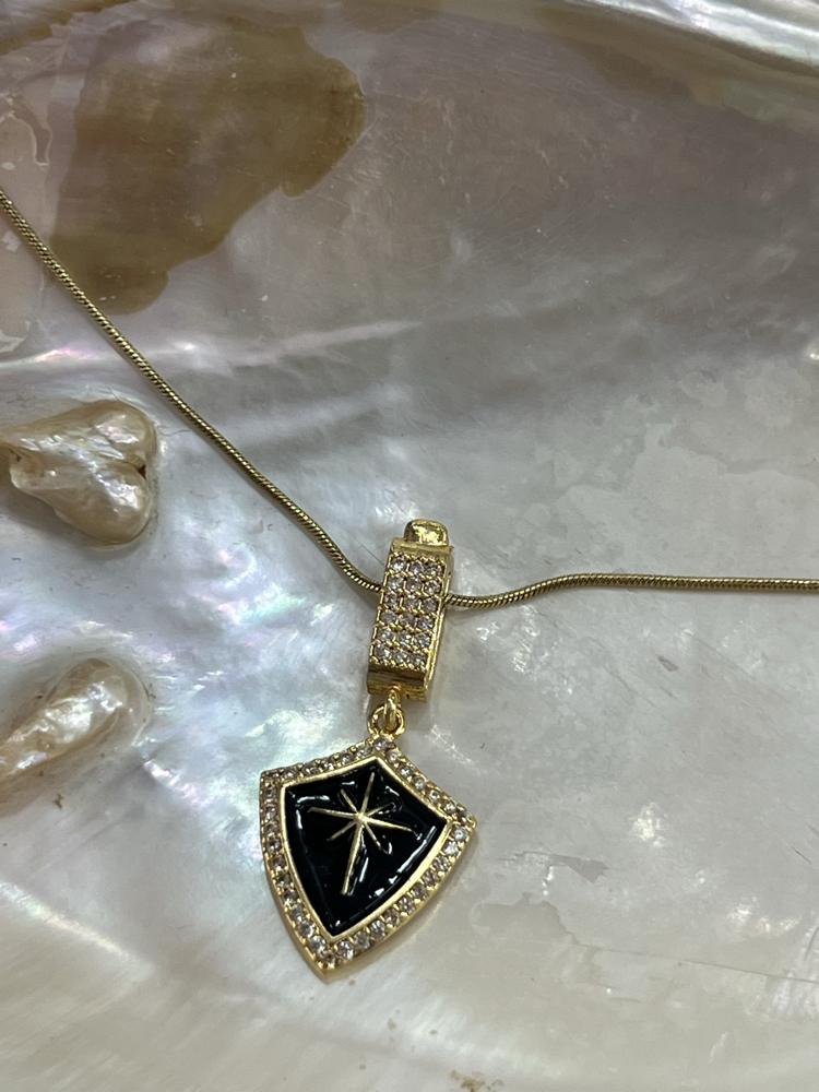 14 Ayar Altın Görünümlü Kuzey Yıldızı Siyah Kalkan Kolye – Gold Renk, Kararmaz
