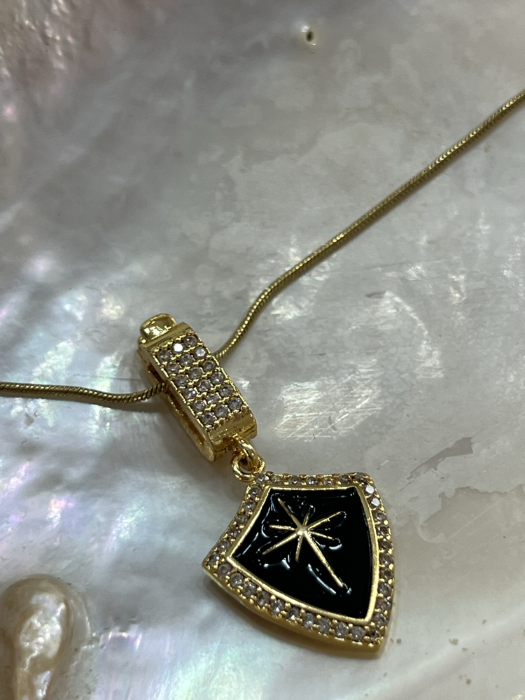 14 Ayar Altın Görünümlü Kuzey Yıldızı Siyah Kalkan Kolye – Gold Renk, Kararmaz