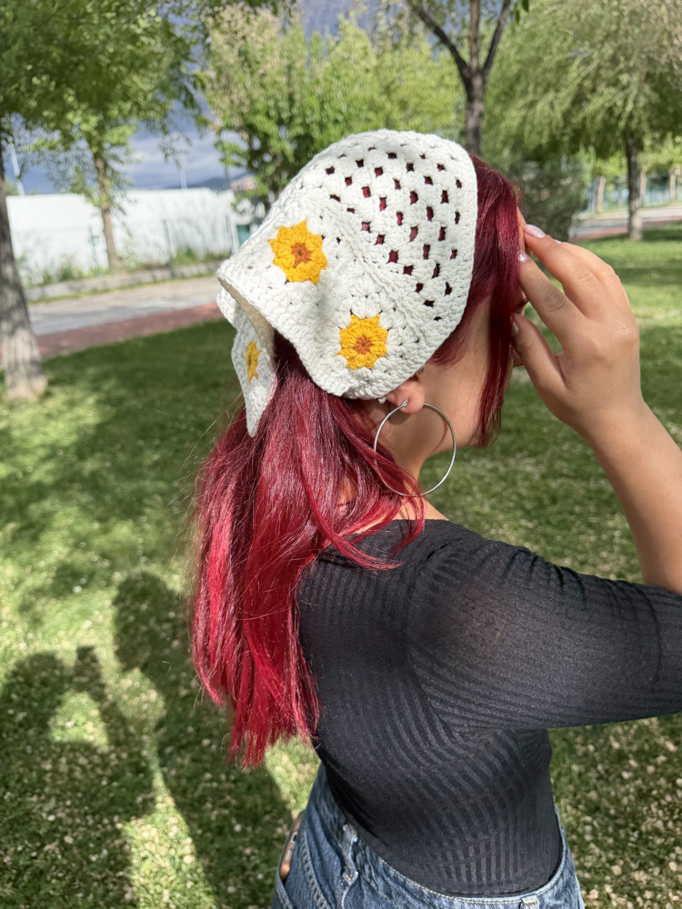Örgü çiçekli bandana