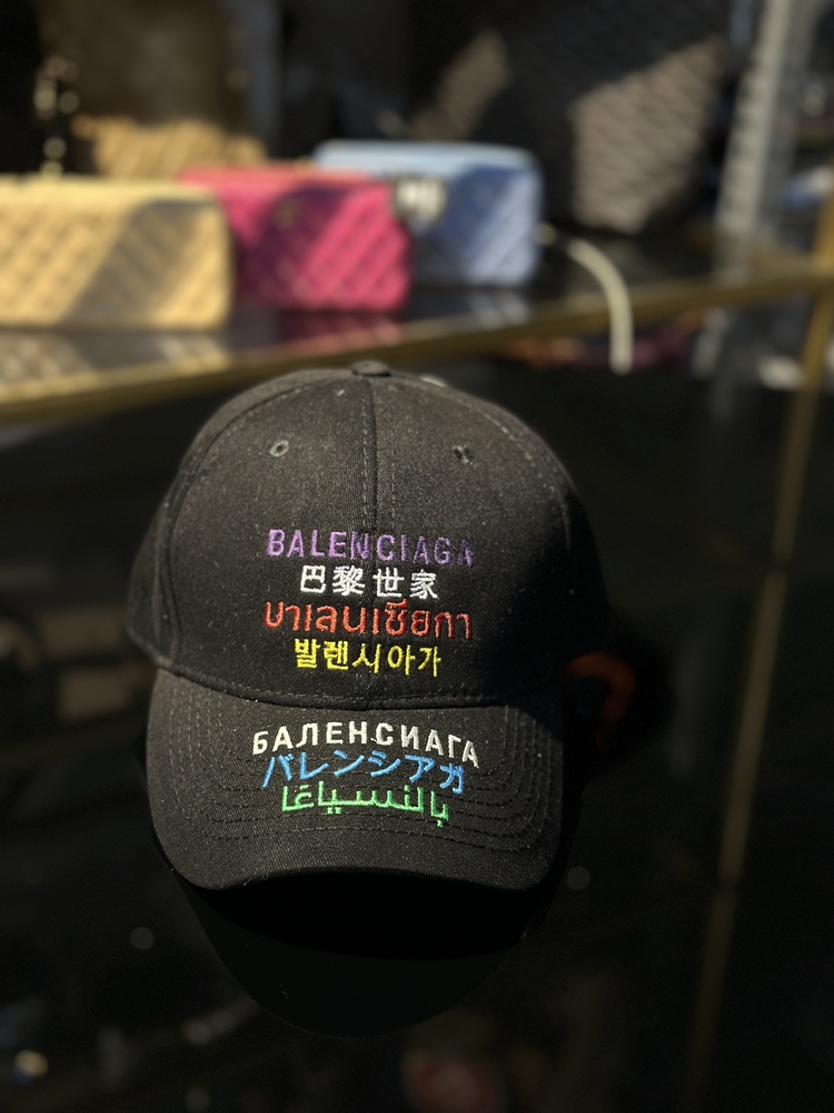 Balenciaga şapka