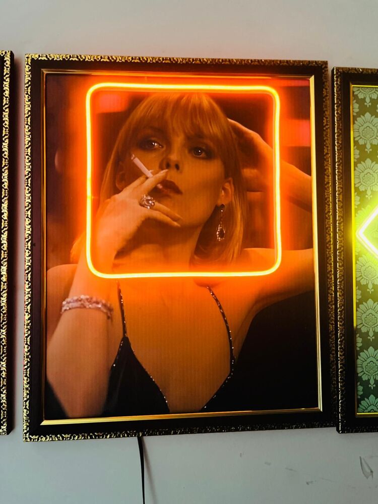 Neon Yazılı Glowart Tablo