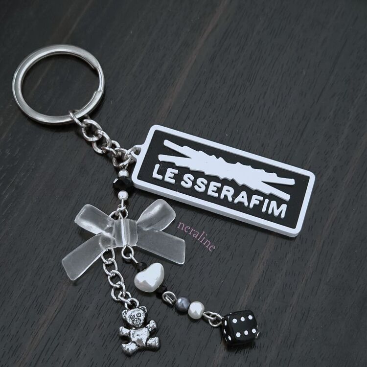 Le Sserafim Anahtarlık v2