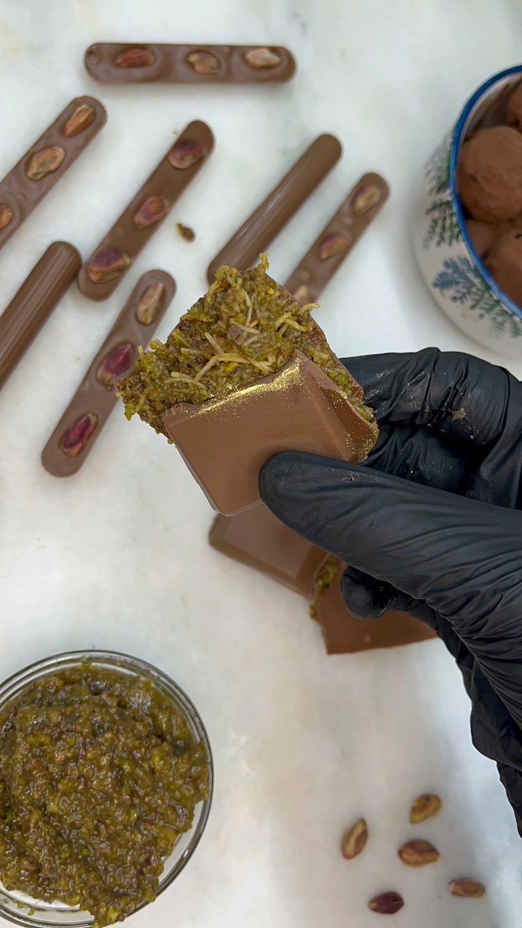ANTEP FISTIK EZMELİ KADAYIFLI SÜTLÜ BELÇİKA ÇİKOLATASI 100 gr