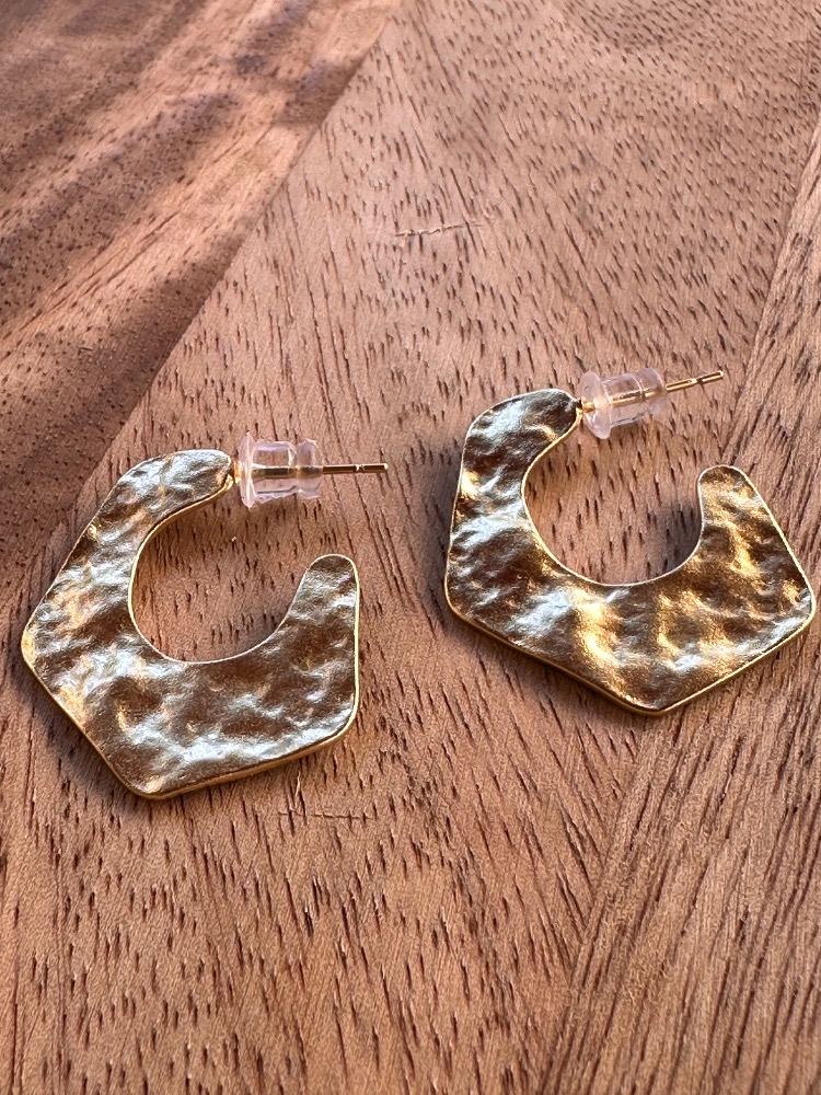 Organik Form Gold Küpe | Dokulu Geometrik Minimal Kadın Küpe