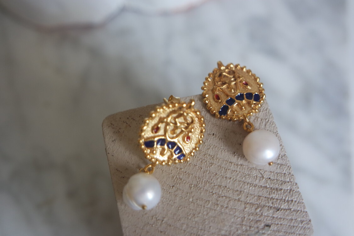 Aurum Regina (altın kraliçe) küpe (18 k altın kaplama, gerçek inci, mine, gümüş detaylar)
