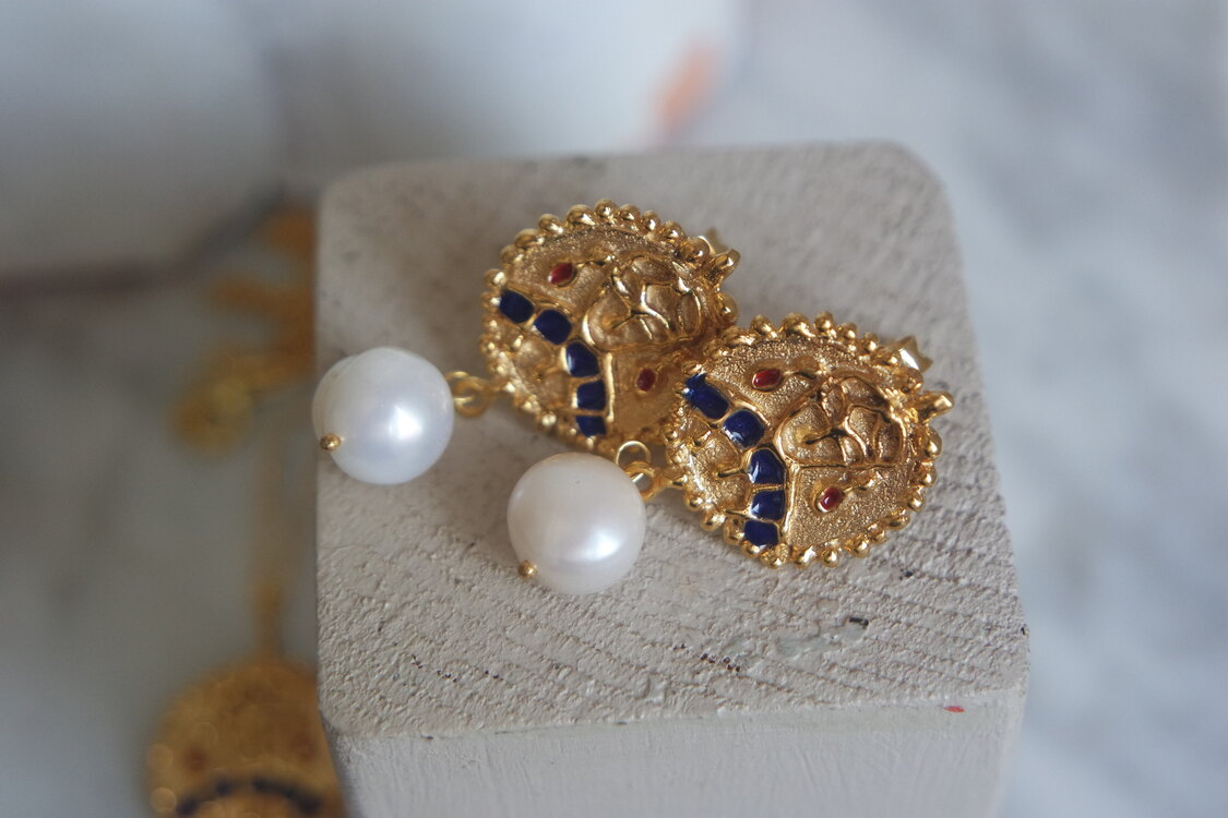 Aurum Regina (altın kraliçe) küpe (18 k altın kaplama, gerçek inci, mine, gümüş detaylar)