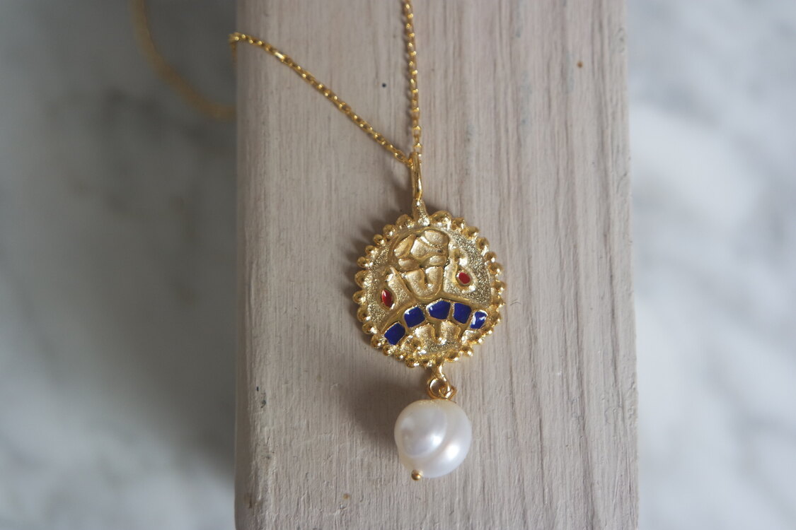 Aurum Regina (altın kraliçe) kolye, (18 k altın kaplama, gerçek inci, mine, gümüş detaylar)