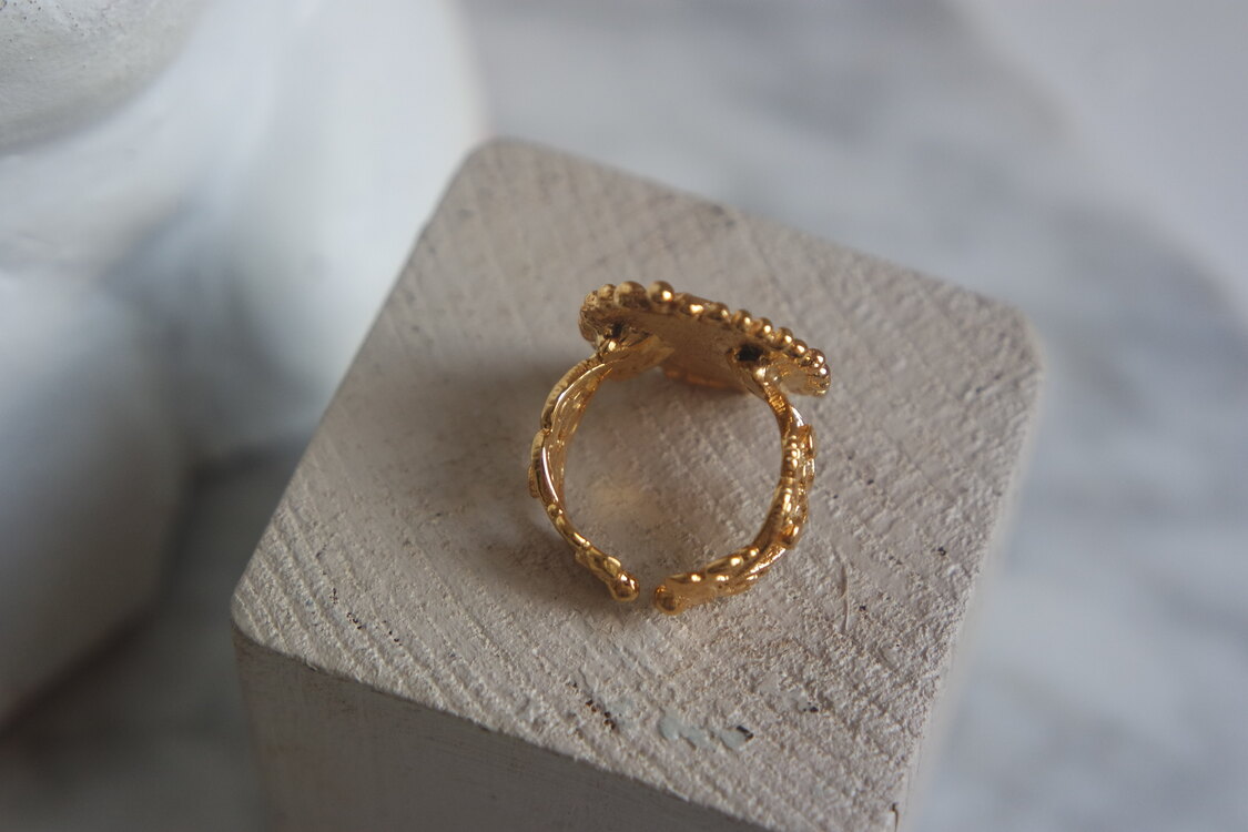 Aurum Regina (altın kraliçe) yüzük, gümüş (18 k altın kaplama, mine)