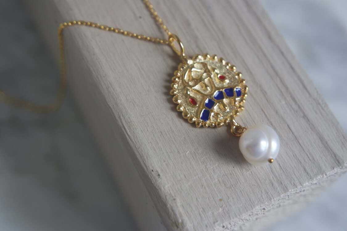 Aurum Regina (altın kraliçe) kolye, (18 k altın kaplama, gerçek inci, mine, gümüş detaylar)