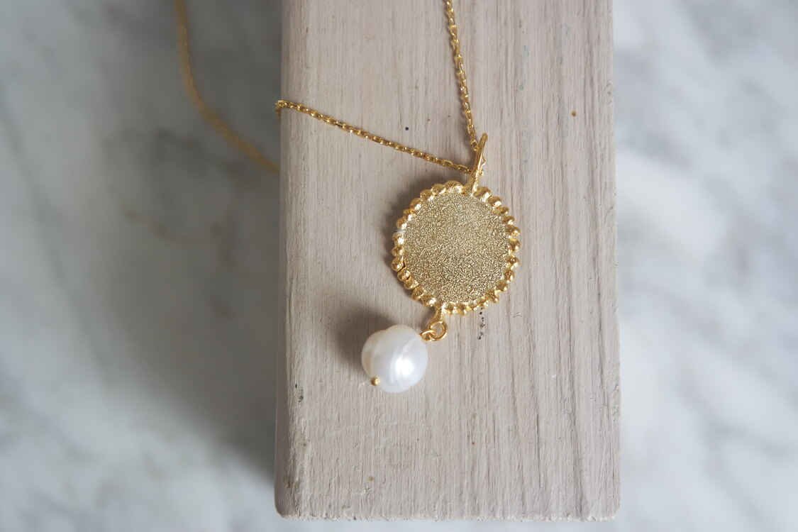 Aurum Regina (altın kraliçe) kolye, (18 k altın kaplama, gerçek inci, mine, gümüş detaylar)