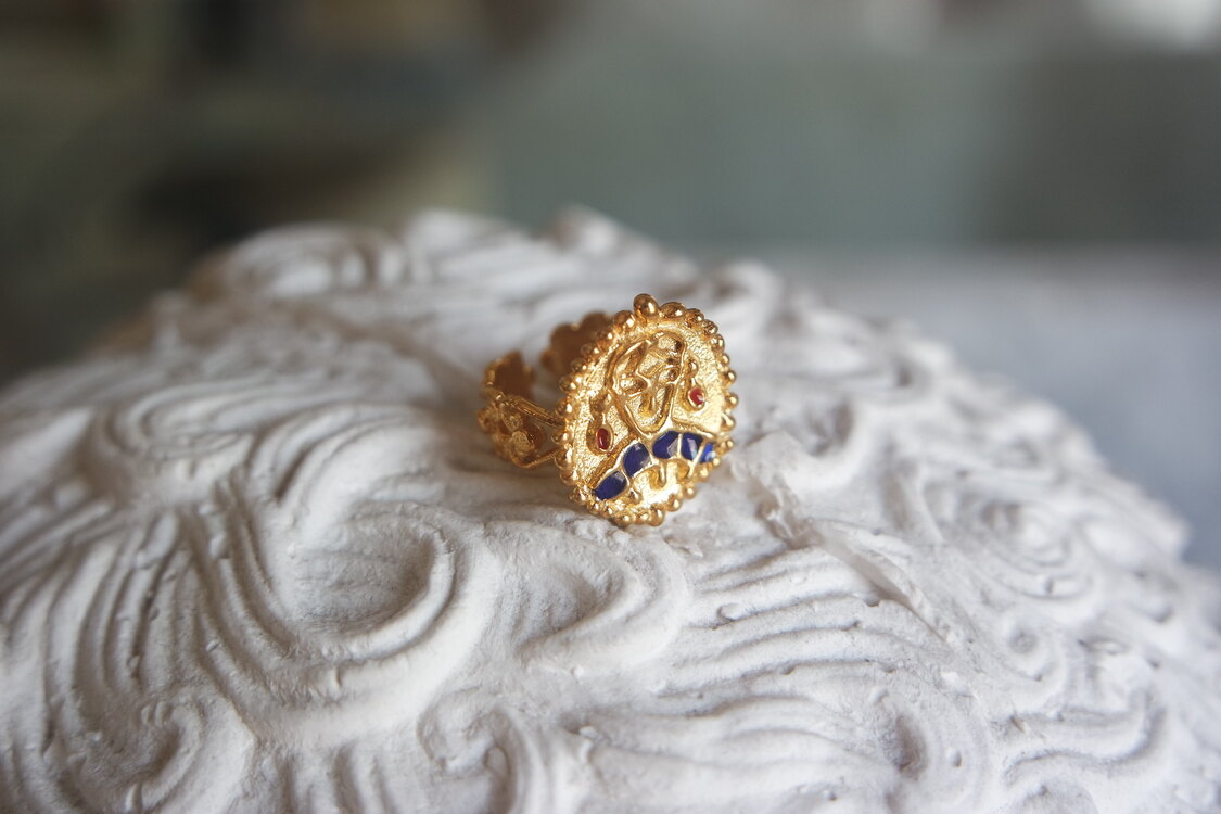 Aurum Regina (altın kraliçe) yüzük, gümüş (18 k altın kaplama, mine)