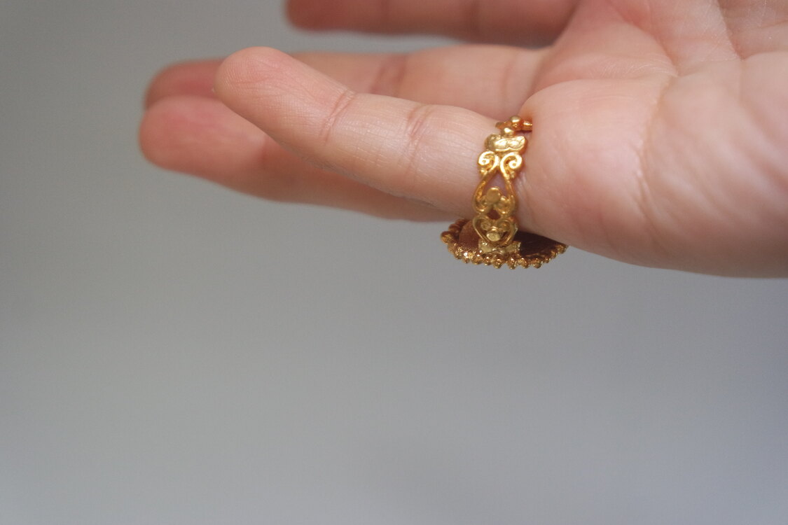 Aurum Regina (altın kraliçe) yüzük, gümüş (18 k altın kaplama, mine)