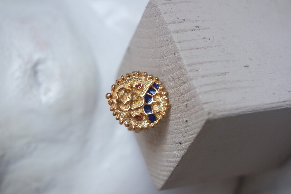 Aurum Regina (altın kraliçe) yüzük, gümüş (18 k altın kaplama, mine)