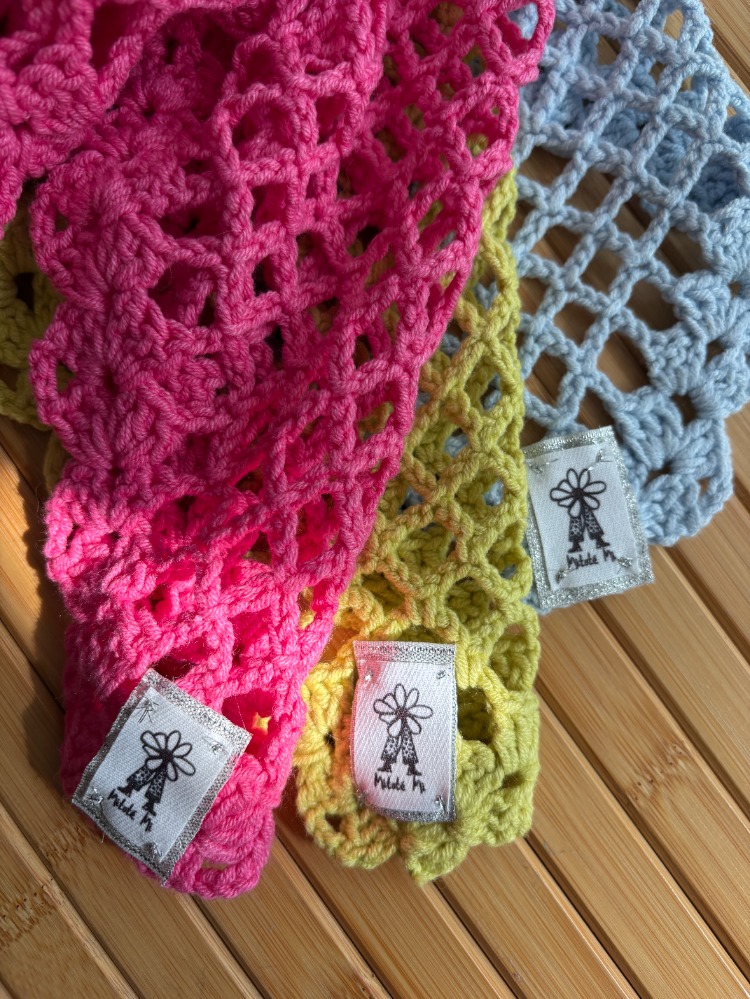 Hayali Kitap Kulübü | Pembe Bandana ve Kart Baskı