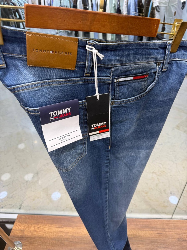 TOMMY HILFIGER Blue Patch Denim Jean Straight