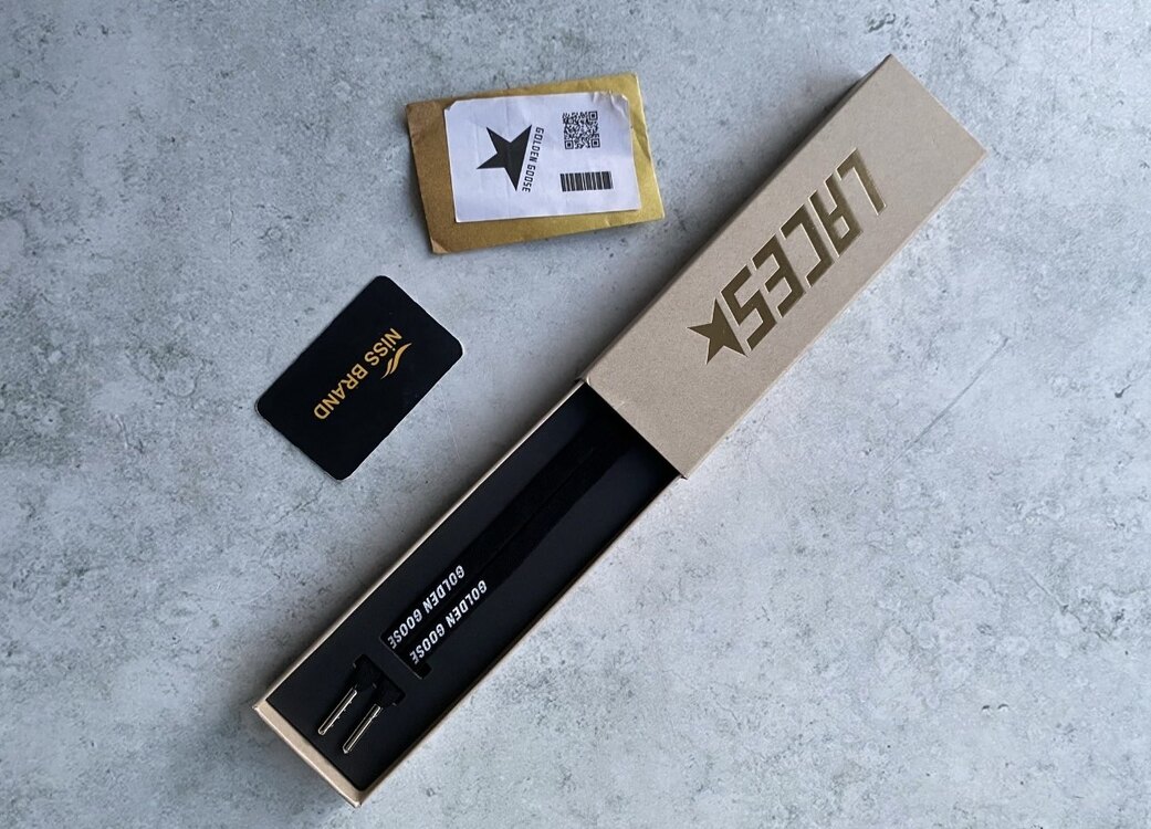 Golden Goose Deluxe Siyah Beyaz Yazılı Bağcık