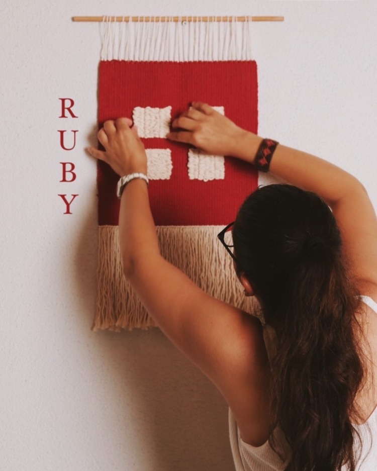 Ruby El Dokuması Duvar Kilimi