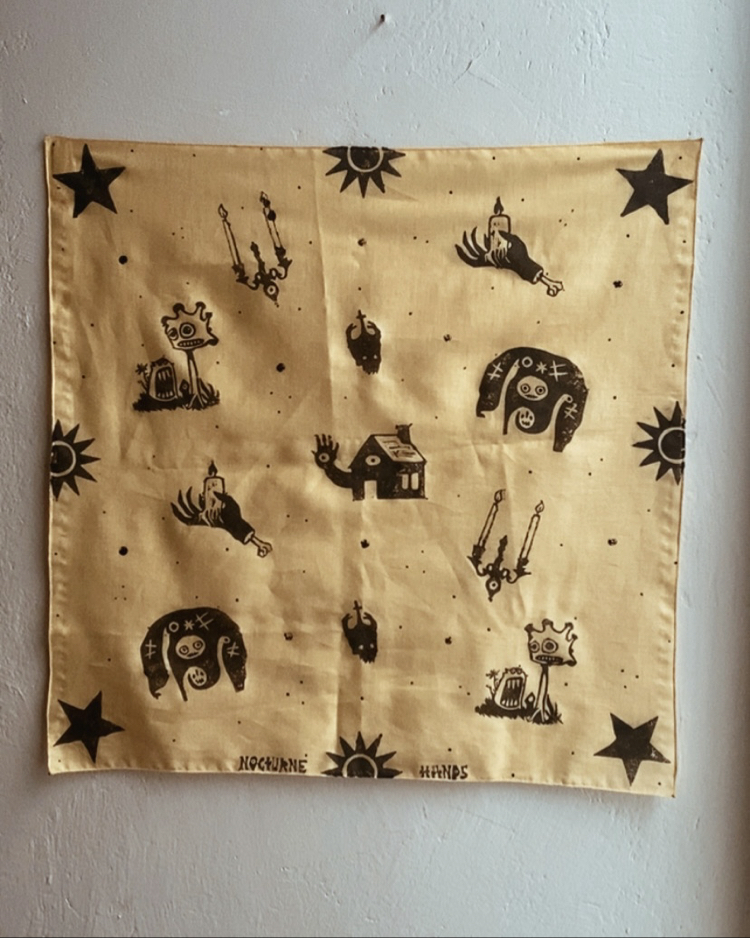 Sarı El Baskısı Linol Bandana – 50 × 50 cm