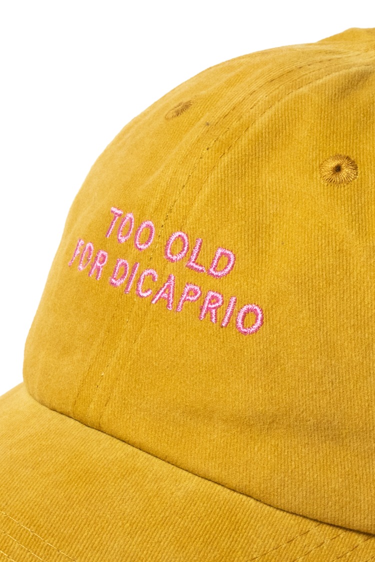 Nakışlı Sarı Şapka Too Old For Dicaprio Yıkamalı Kumaşlı ve Pembe Yazı Nakışlı Şapka