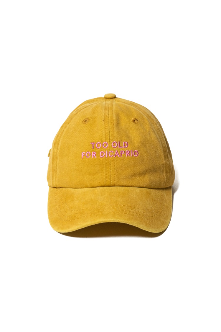 Nakışlı Sarı Şapka Too Old For Dicaprio Yıkamalı Kumaşlı ve Pembe Yazı Nakışlı Şapka