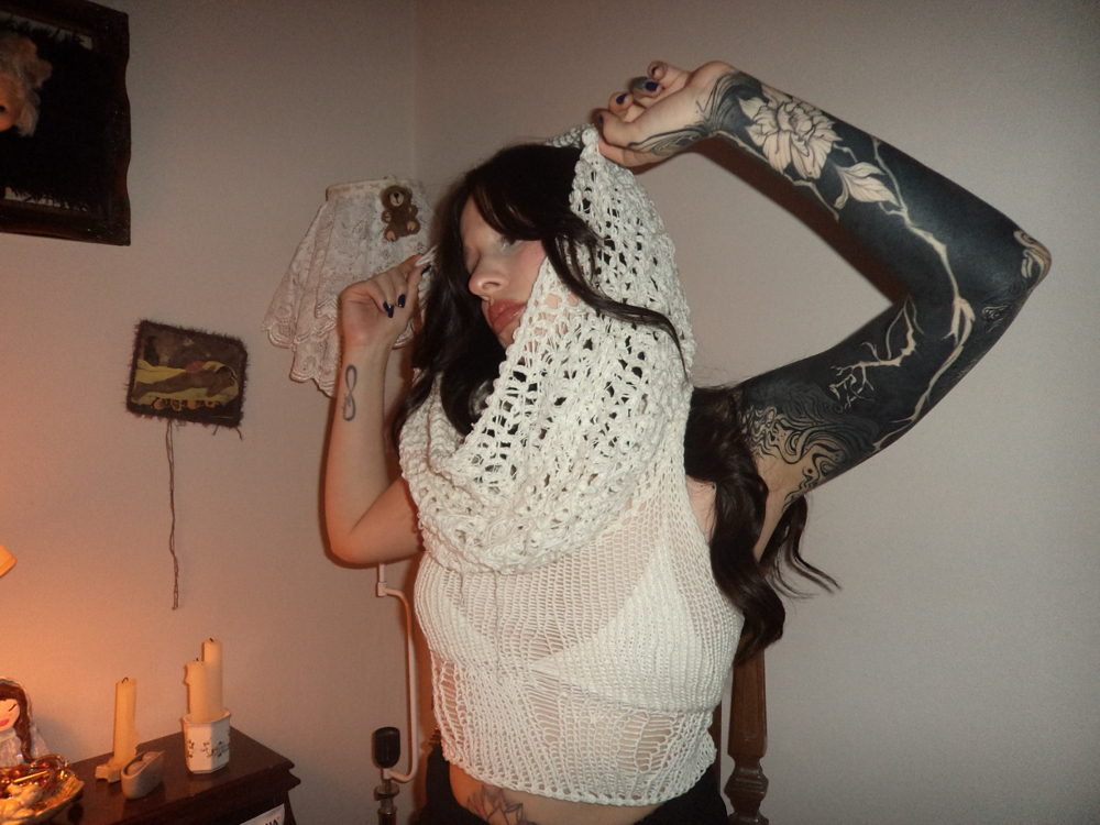 distressed hooded crop top & bra (S-M)