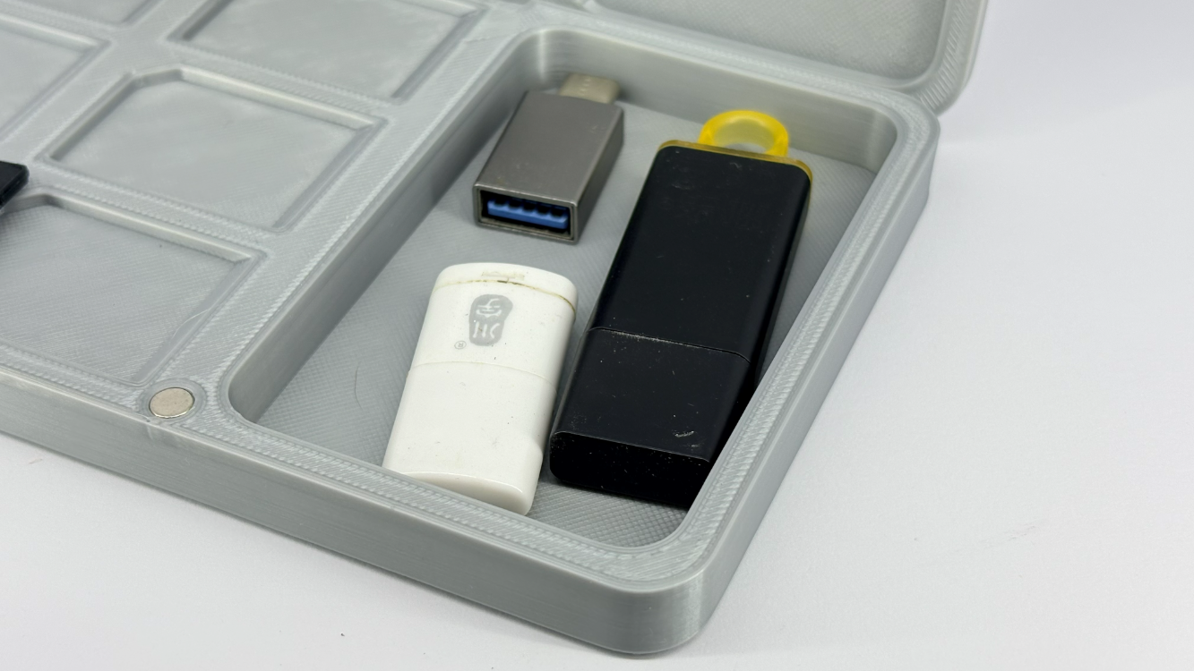 Novolit Labs — Manyetik Kilitli SD & MicroSD Hafıza Kartı Koruma Kutusu
